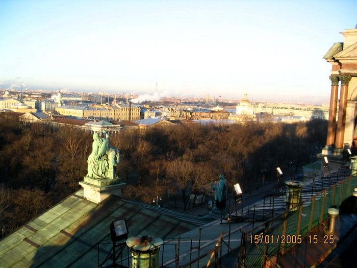 Колоннада Исаакиевского собора. Является важным туристическим объектом Санкт-Петербурга. Поднявшись на колоннаду, жители и гости города могут насладиться панорамой с высоты 43 метра.